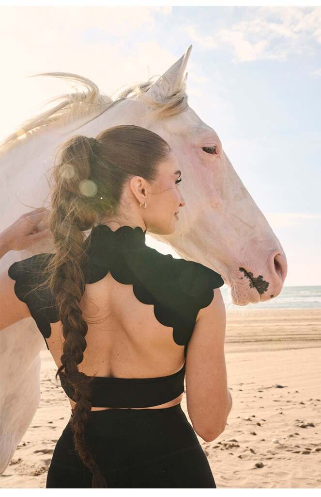 Wavy Hollow Back Crop Top with wasit legging - Image 5